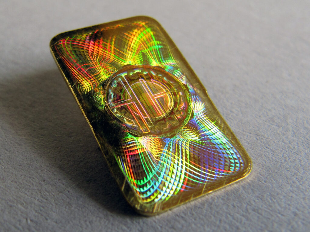 A kinebar which has its entire surface provided with a hologram